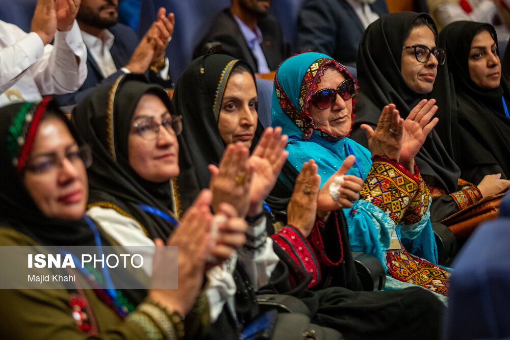 تاج‌گردون در همایش روز ملی روستا و عشایر: به نظر من، شوراهای روستایی از نظر  تعهد و سلامت پیشروتر از شوراهای شهری هستند / من نمی‌دانم برخی فرمانداران را چه کسی منصوب می‌کند، حتی استاندار هم نمی‌داند چه کسی آن‌ها را انتخاب کرده است! / الان می‌توانم، چهار دهیار معرفی کنم که آن‌ها را می‌توانم بگذاریم جای دو تا فرماندار [شهرستان‌های گچساران و باشت] /  به‌عنوان نماینده مجلس باید بگویم که سال‌هاست منابع مالی حوزه روستایی قابل نظارت دقیق نیست و مصرف‌کنندگان منابع پاسخ‌گوی مقام ناظر نیستند