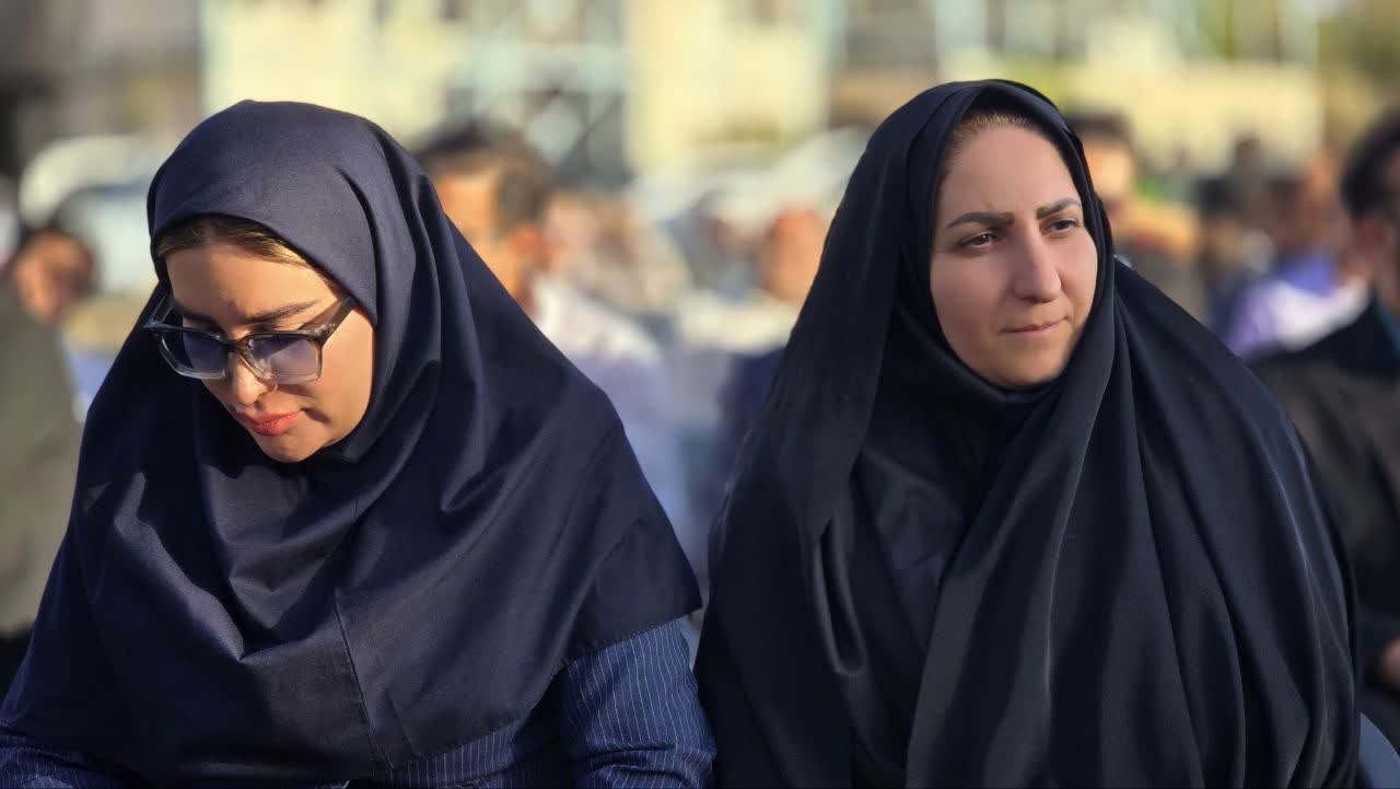 تصاویر | حاشیه‌‌های جذاب سیاسی‌ترین افتتاح؛ حضور چهره‌های انتخاباتی در یاسوج! / هدف «کیوان آشنا» از دعوت مهمانان خاص چه بود؟ / تمجید متفاوت شهامت از استاندار کهگیلویه و بویراحمد و نمایندگان مجلس / ستار هدایت‌‌خواه در کنار سرسخت‌ترین رقیبش / استقبال گرم از زارعی؛ تنور انتخابات دقایقی داغ شد / کنایه هدایت اکبری به بهرامی؛ دست پُر شیراز، دست خالی ما / تمجید از دادستان یاسوج: هر جا کم آوردیم، کنارمان بود! / رژه مردانی با عینک دودی / سؤالی از مشاوران همه‌جا حاضر / دعوای لفظی بهرامی و قوام نوذری سر چه مسئله‌ای بود؟
