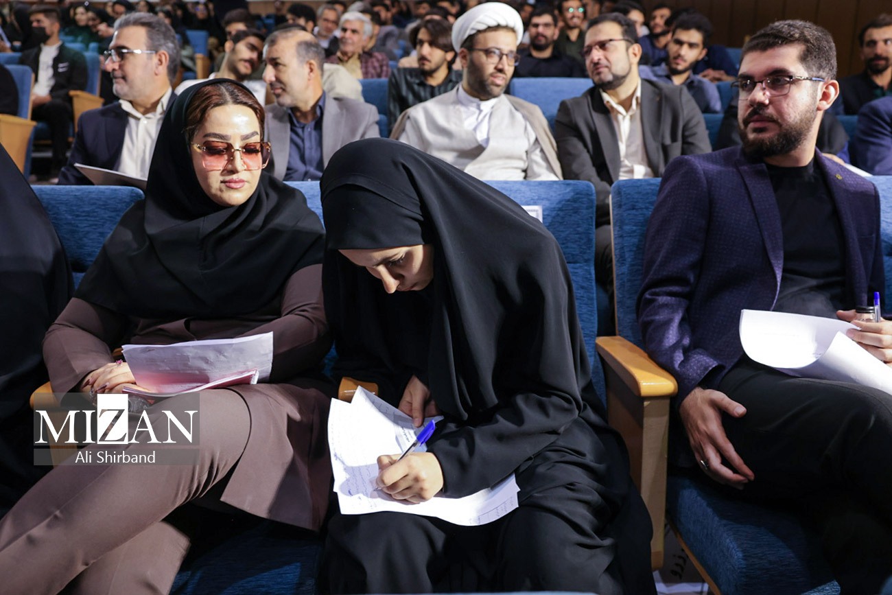 فیلم | حضور محسنیاژهای در بین دانشجویان: مردم از برخی فسادها در دستگاههای اداری به شدت گلایهمند هستند؛ چرا باید یک فرد فاسد در دستگاهی بماند و به حقوق مردم تعرض کند؟ / چرا روند افزایش شهریه در دانشگاه آزاد شفاف سازی نمیشود / نحوه برخورد برخی قضات و کارکنان قوه قضاییه با طرفین دعوا و متهمین پرونده، به هیچوجه زیبنده عدلیه نیست / آقای محسنی اژهای، پایهگذار جریان خروج مدیران از پشت میزهای مدیریت و تلاش میدانی آنها باشید / تا به حال شده از حراستهای نهادها و دستگاهها بازخواست کنید؟ / خبر مهم رئیس دستگاه قضا در مورد وضعیت بانک آینده و پرونده کرسنت / سوالات مهم رئیس دستگاه قضا از دانشجویان استان