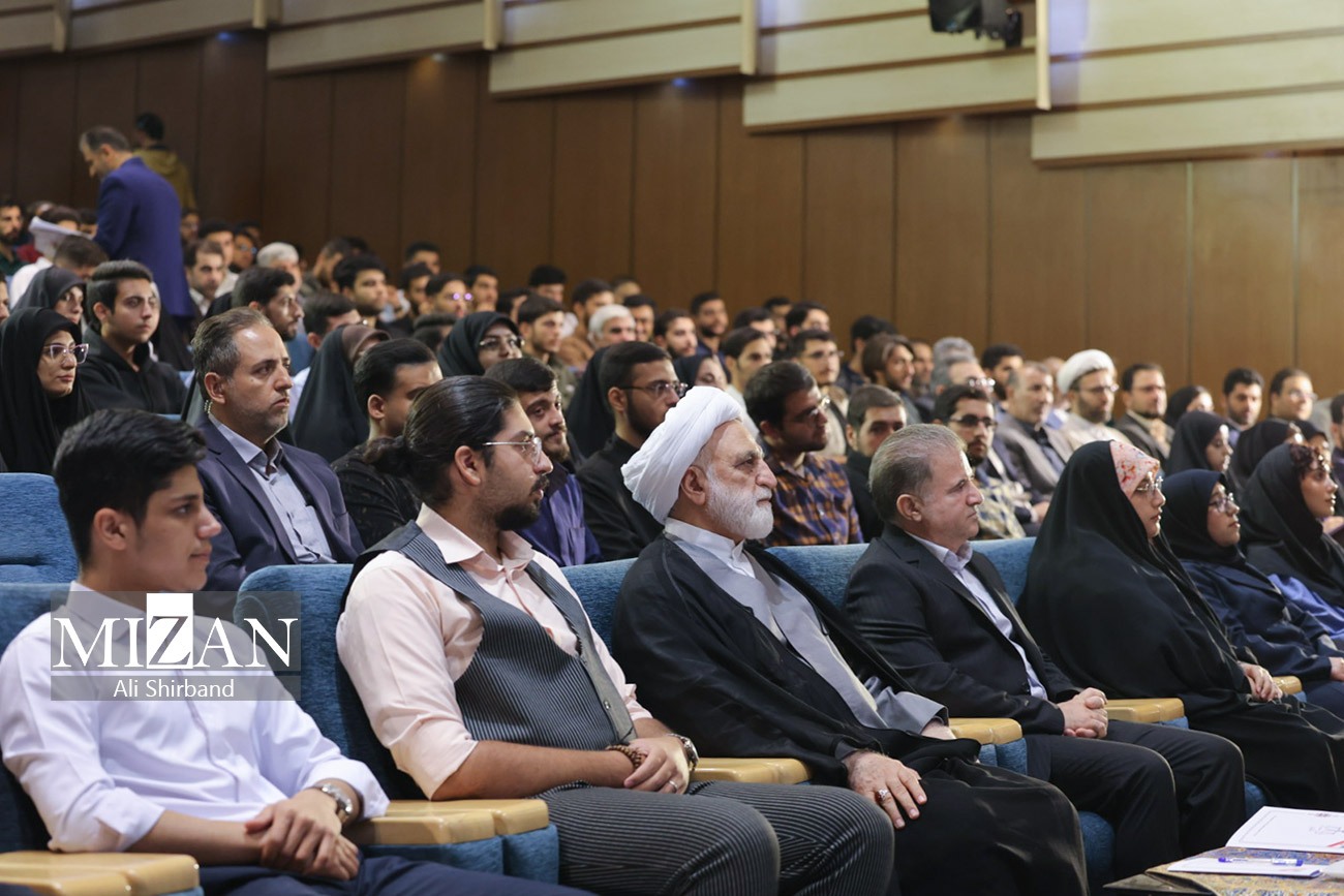 فیلم | حضور محسنیاژهای در بین دانشجویان: مردم از برخی فسادها در دستگاههای اداری به شدت گلایهمند هستند؛ چرا باید یک فرد فاسد در دستگاهی بماند و به حقوق مردم تعرض کند؟ / چرا روند افزایش شهریه در دانشگاه آزاد شفاف سازی نمیشود / نحوه برخورد برخی قضات و کارکنان قوه قضاییه با طرفین دعوا و متهمین پرونده، به هیچوجه زیبنده عدلیه نیست / آقای محسنی اژهای، پایهگذار جریان خروج مدیران از پشت میزهای مدیریت و تلاش میدانی آنها باشید / تا به حال شده از حراستهای نهادها و دستگاهها بازخواست کنید؟ / خبر مهم رئیس دستگاه قضا در مورد وضعیت بانک آینده و پرونده کرسنت / سوالات مهم رئیس دستگاه قضا از دانشجویان استان