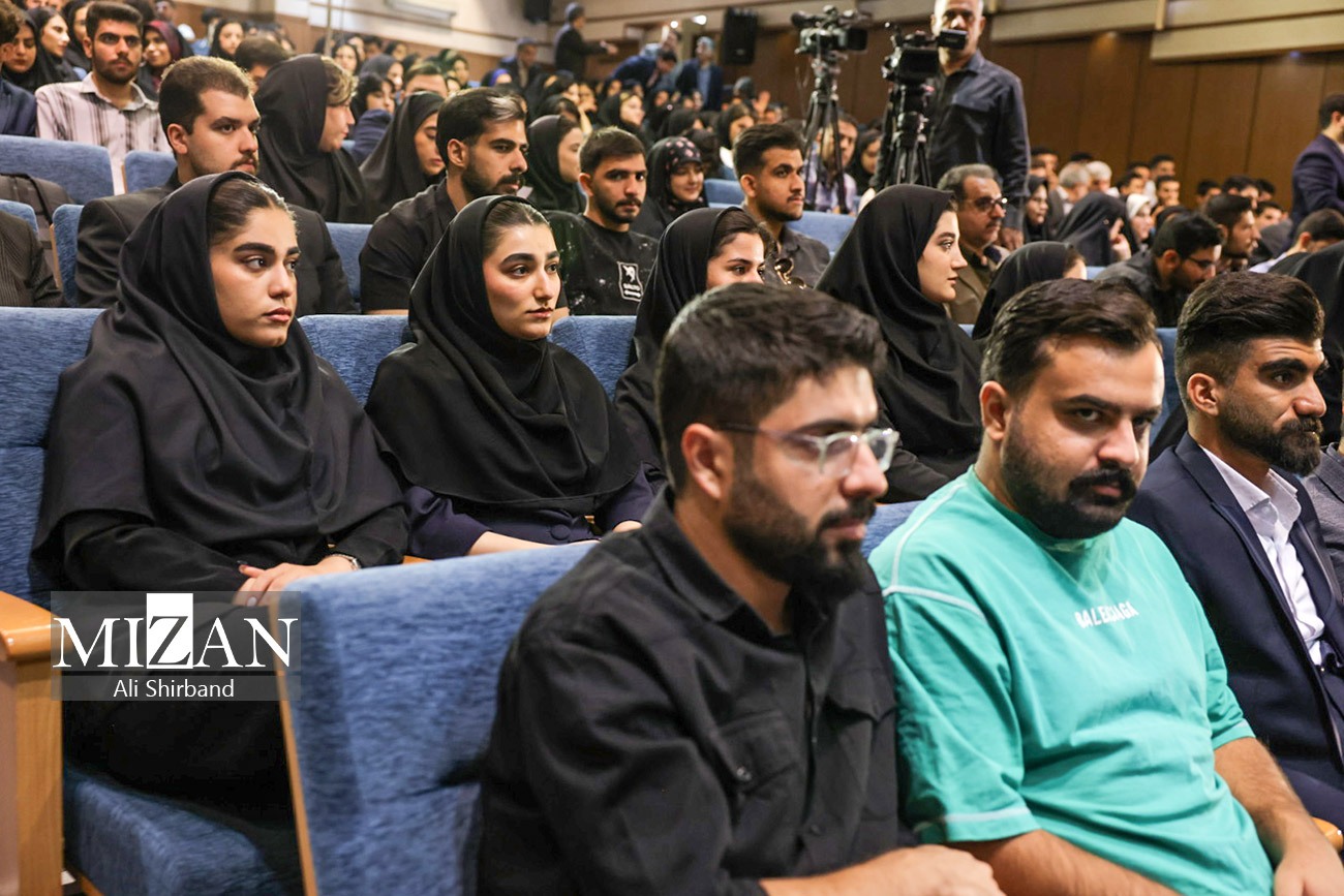 فیلم | حضور محسنیاژهای در بین دانشجویان: مردم از برخی فسادها در دستگاههای اداری به شدت گلایهمند هستند؛ چرا باید یک فرد فاسد در دستگاهی بماند و به حقوق مردم تعرض کند؟ / چرا روند افزایش شهریه در دانشگاه آزاد شفاف سازی نمیشود / نحوه برخورد برخی قضات و کارکنان قوه قضاییه با طرفین دعوا و متهمین پرونده، به هیچوجه زیبنده عدلیه نیست / آقای محسنی اژهای، پایهگذار جریان خروج مدیران از پشت میزهای مدیریت و تلاش میدانی آنها باشید / تا به حال شده از حراستهای نهادها و دستگاهها بازخواست کنید؟ / خبر مهم رئیس دستگاه قضا در مورد وضعیت بانک آینده و پرونده کرسنت / سوالات مهم رئیس دستگاه قضا از دانشجویان استان