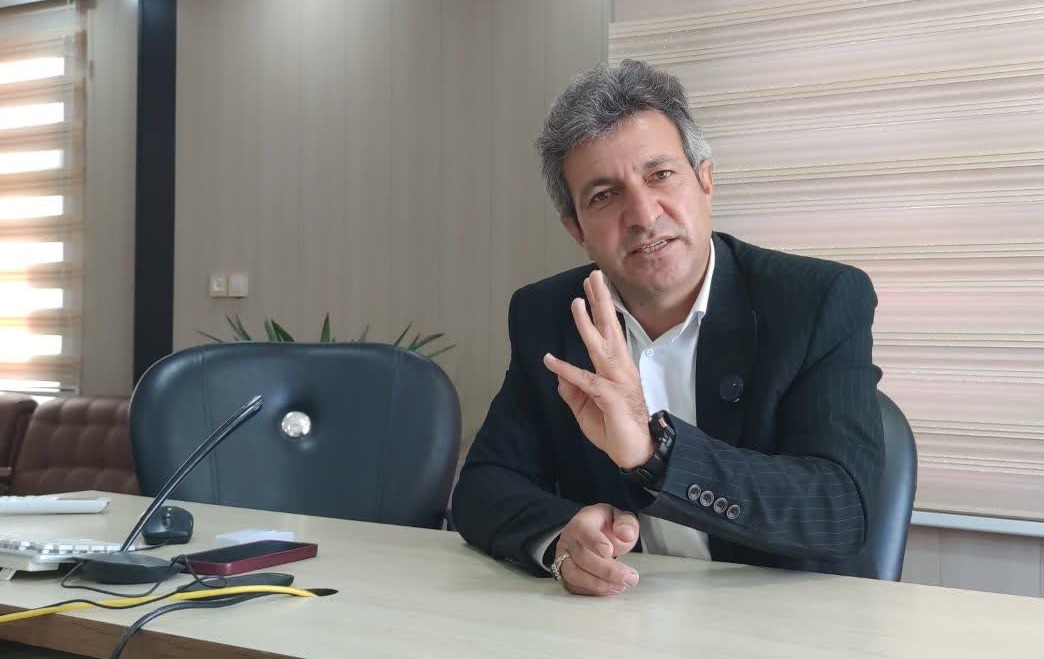 صادق فاتحی، مدیرکل امور عشایر کهگیلویه و بویراحمد: درب اتاق این‌جانب در تمام ساعات روز به روی مردم باز است / بیش از ۸۰ درصد از چشمه‌های طبیعی در مناطق سردسیری استان خشک شده‌اند / ما موظفیم بر اساس قانون و عدالت رفتار کنیم، نه بر اساس فشارهای قومی یا منطقه‌ای / توضیح در خصوص ابهاماتی پیرامون آرد عشایر و اختصاص سهمیه‌های حمایتی به افرادی که عشایر نبودند / حق عشایر باید به‌صورت مستقیم و شفاف به خود آنان اختصاص یابد /  در حوزه صدور دفترچه‌ها تلاش شده تا فرآیندها شفاف و دقیق باشد؛ اما همچنان مواردی نیازمند بررسی و اصلاح هستند / مبارزه با سوءاستفاده‌ها / توزیع عادلانه نهاده‌های دامی
