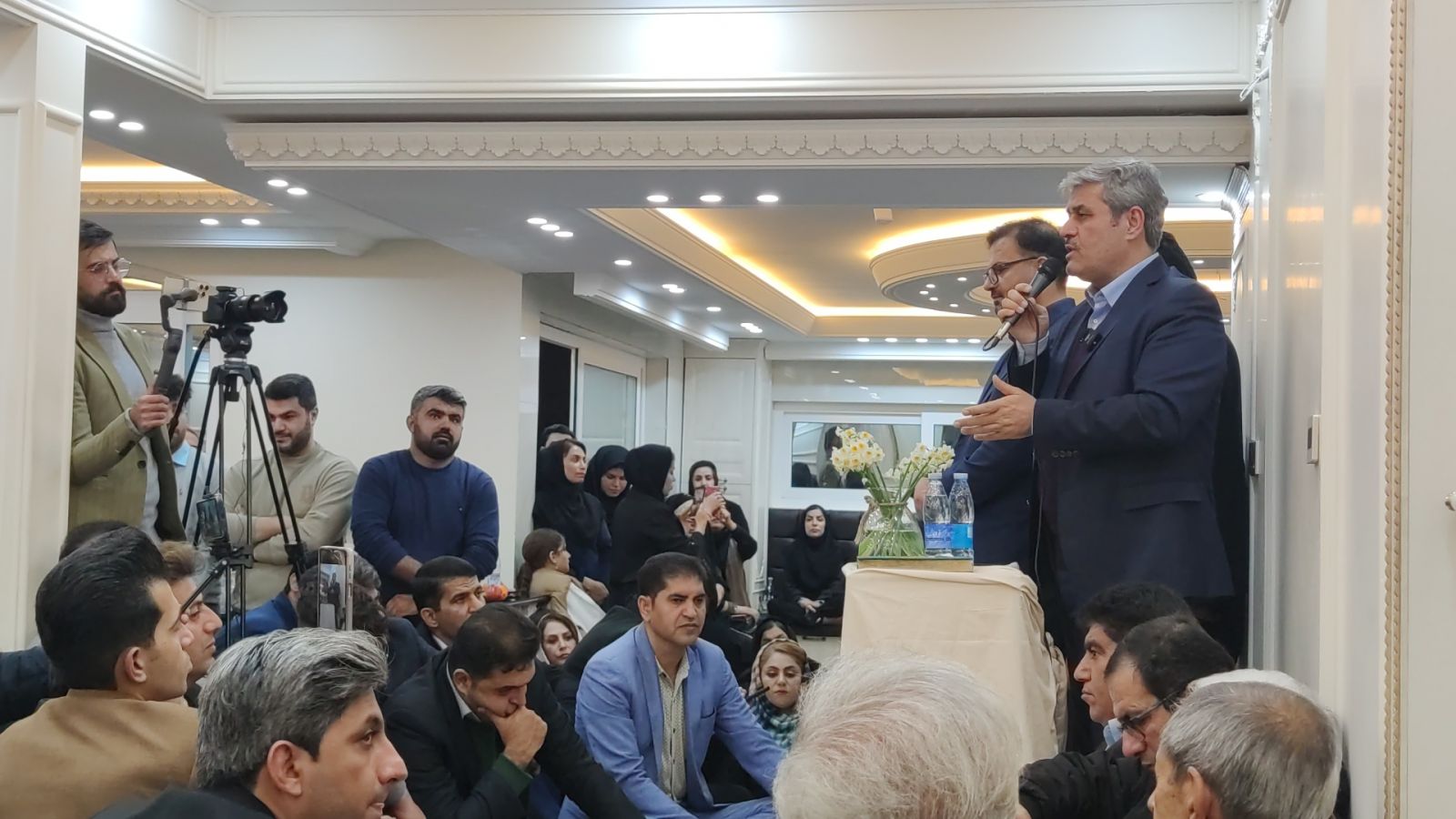 تاجگردون: به هیچ حزبی وابسته نیستم و نخواهم بود / دیدهاید تاجگردون کمتر از گل به نهادهای حقوقی مملکت حرفی گفته باشد؟ / تعجب میکنم از انسانهایی که ۳۰ سال حرف میزنند و میدانند پوچ است و باز تکرار میکنند / انسان باید خیلی پَست باشد که زیر برگهای التزام به قانون اساسی و ولایت فقیه را به دروغ امضا کند