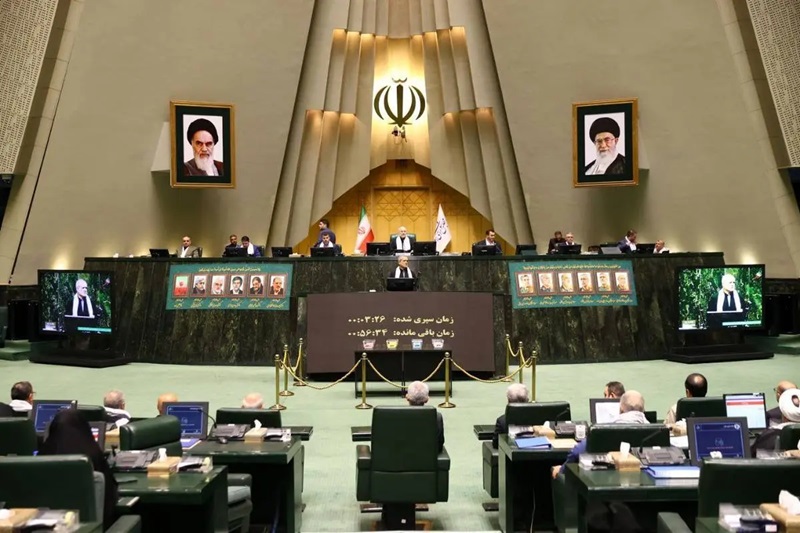 سیدعلی مدنی‌زاده وزیر اقتصاد شد / پزشکیان: امروز دیگر جای آن نیست که به همدیگر تهمت بزنیم و یکدیگر را تخریب کنیم؛ من هم گلایه‌های زیادی دارم، اما با تمام وجود برای حل مشکلات مملکت ایستاده‌ایم و خواهیم ایستاد / امروز بیش از هر زمانی به وحدت و انسجام نیاز داریم / قصد نداریم به سلاح هسته‌ای دست پیدا کنیم / به همه کشور‌های اسلامی دست برادری دراز کردیم؛ امروز اکثر آنها و شاید همه آنها در کنار ما قرار گرفتند