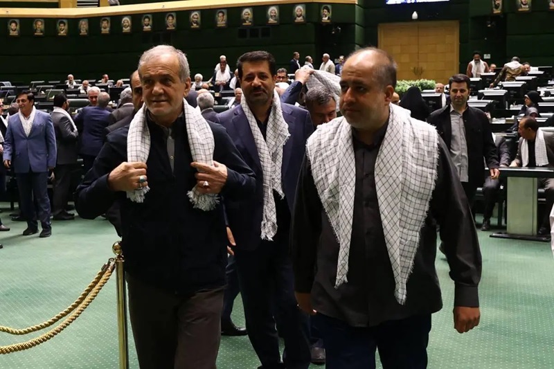 سیدعلی مدنی‌زاده وزیر اقتصاد شد / پزشکیان: امروز دیگر جای آن نیست که به همدیگر تهمت بزنیم و یکدیگر را تخریب کنیم؛ من هم گلایه‌های زیادی دارم، اما با تمام وجود برای حل مشکلات مملکت ایستاده‌ایم و خواهیم ایستاد / امروز بیش از هر زمانی به وحدت و انسجام نیاز داریم / قصد نداریم به سلاح هسته‌ای دست پیدا کنیم / به همه کشور‌های اسلامی دست برادری دراز کردیم؛ امروز اکثر آنها و شاید همه آنها در کنار ما قرار گرفتند