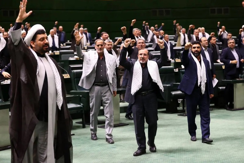 سیدعلی مدنی‌زاده وزیر اقتصاد شد / پزشکیان: امروز دیگر جای آن نیست که به همدیگر تهمت بزنیم و یکدیگر را تخریب کنیم؛ من هم گلایه‌های زیادی دارم، اما با تمام وجود برای حل مشکلات مملکت ایستاده‌ایم و خواهیم ایستاد / امروز بیش از هر زمانی به وحدت و انسجام نیاز داریم / قصد نداریم به سلاح هسته‌ای دست پیدا کنیم / به همه کشور‌های اسلامی دست برادری دراز کردیم؛ امروز اکثر آنها و شاید همه آنها در کنار ما قرار گرفتند
