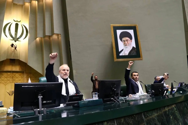 سیدعلی مدنی‌زاده وزیر اقتصاد شد / پزشکیان: امروز دیگر جای آن نیست که به همدیگر تهمت بزنیم و یکدیگر را تخریب کنیم؛ من هم گلایه‌های زیادی دارم، اما با تمام وجود برای حل مشکلات مملکت ایستاده‌ایم و خواهیم ایستاد / امروز بیش از هر زمانی به وحدت و انسجام نیاز داریم / قصد نداریم به سلاح هسته‌ای دست پیدا کنیم / به همه کشور‌های اسلامی دست برادری دراز کردیم؛ امروز اکثر آنها و شاید همه آنها در کنار ما قرار گرفتند